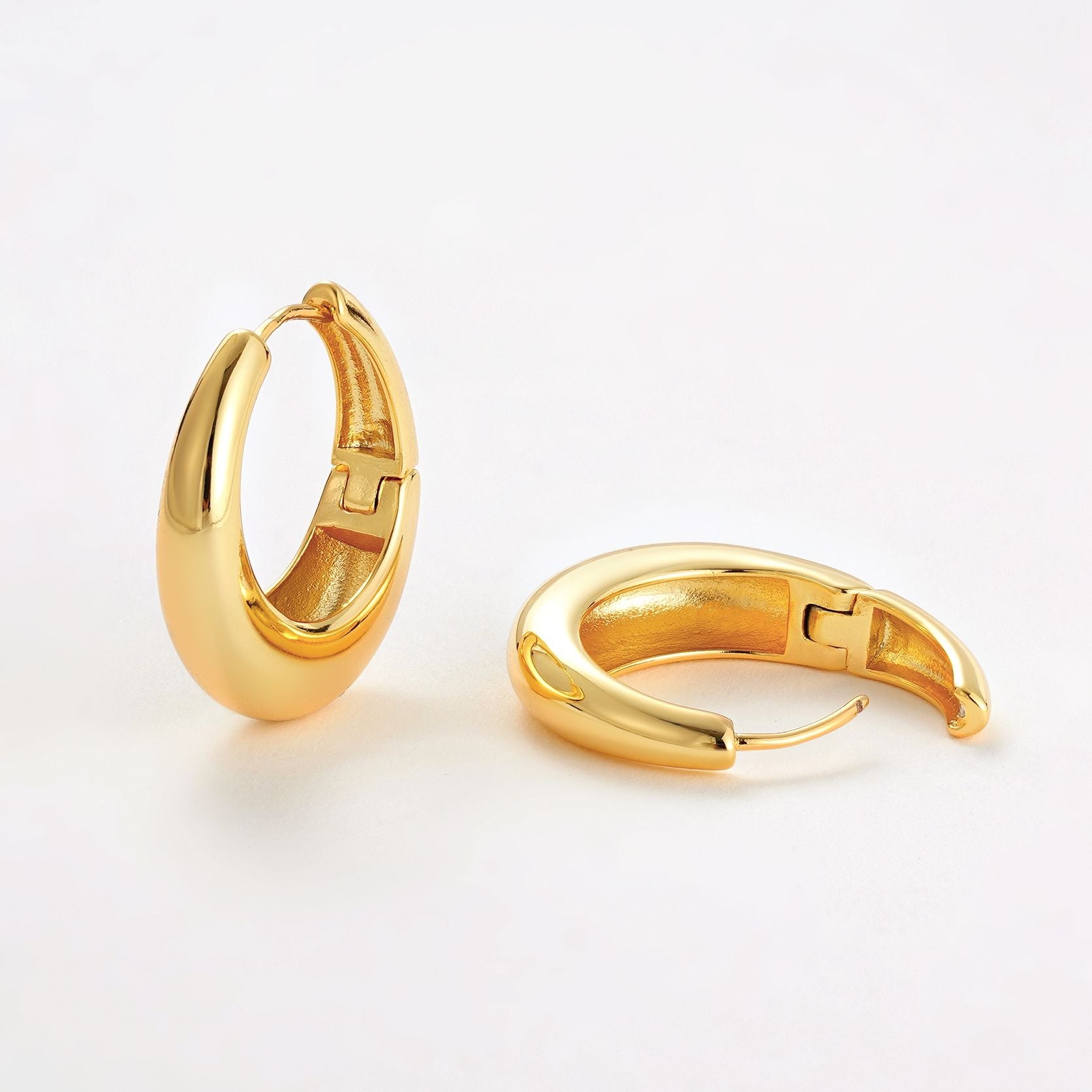 Cleo Hoop - Medium Gold
