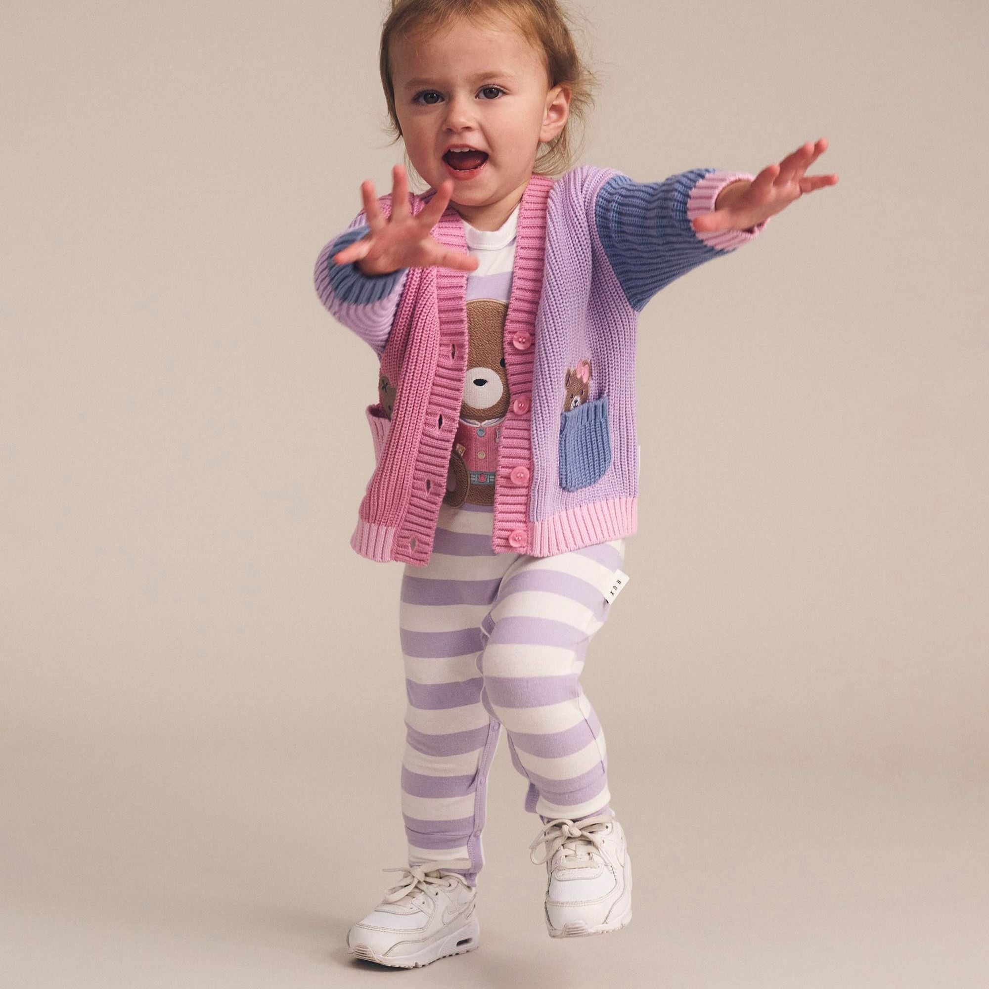 PEEPING POCKET GIRL CARDI